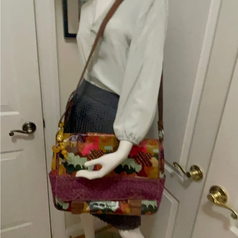 Fossil leather bag with long adjustable straps. Great clean condition